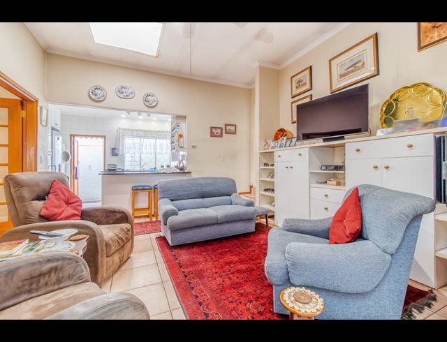 3 BEDROOM FREESTANDING FOR SALE IN KELLAND
